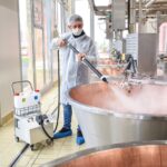 Dokonalý úklid techniky, pokojů i nemocničních lůžek bez chemie. Parní čištění je ve firmách stále oblíbenější