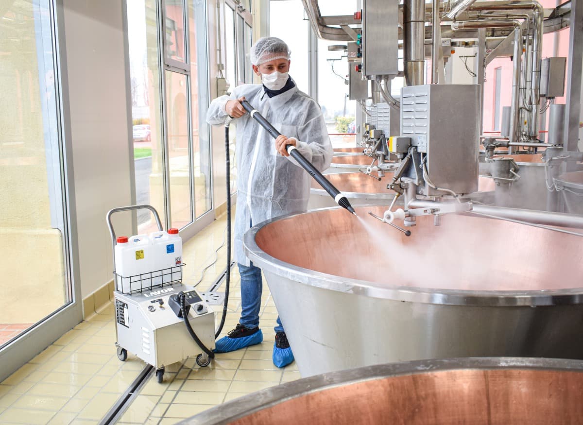 Právě si prohlížíte Dokonalý úklid techniky, pokojů i nemocničních lůžek bez chemie. Parní čištění je ve firmách stále oblíbenější